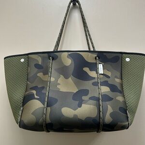 ADHORNED camouflage tote bag w/orange interior